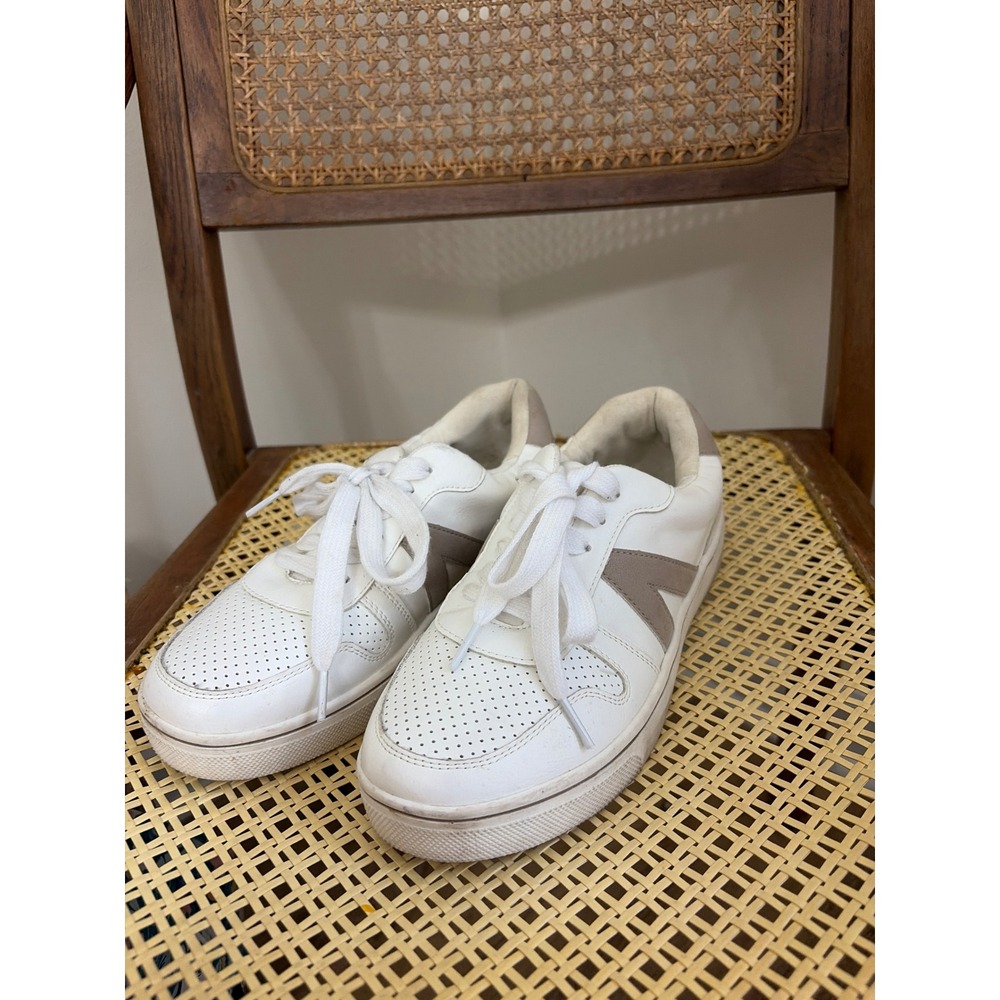 MIA Womens White Faux Leather Low Top Sneakers Taupe Chevron Accents Size 8.5